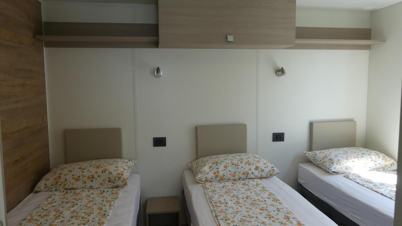 Agricampeggio Relax Maxicaravan คาสเตลเล็ตโต ดิ เบรนโซเน ภายนอก รูปภาพ