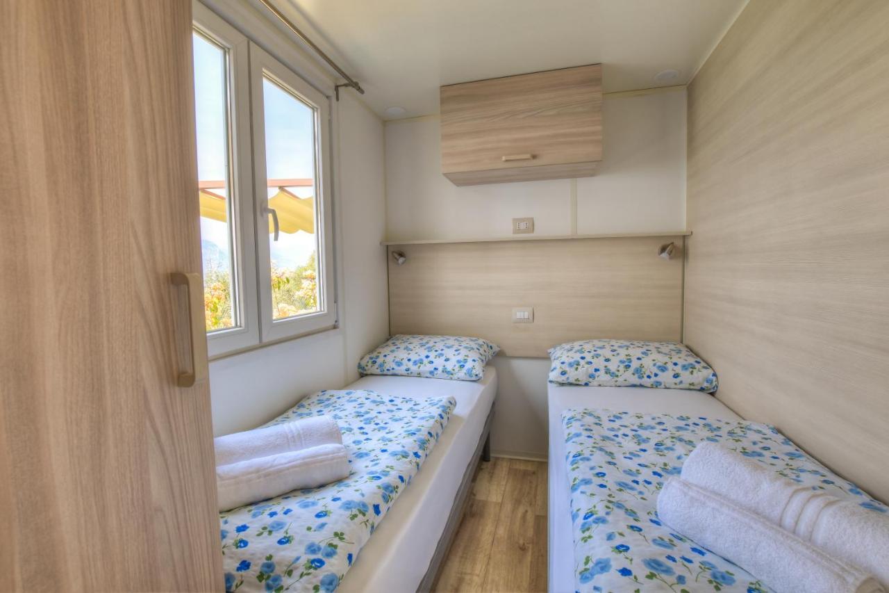Agricampeggio Relax Maxicaravan คาสเตลเล็ตโต ดิ เบรนโซเน ภายนอก รูปภาพ